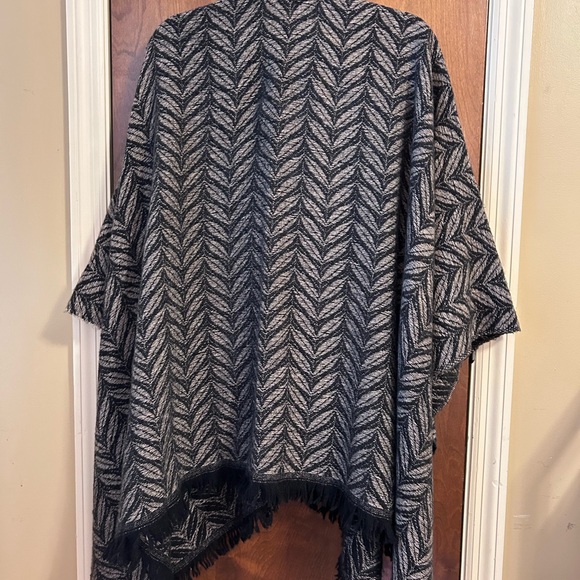 Chevron Patterned Ruana - Picture 4 of 4